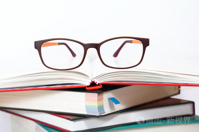 书的堆栈上的眼镜
