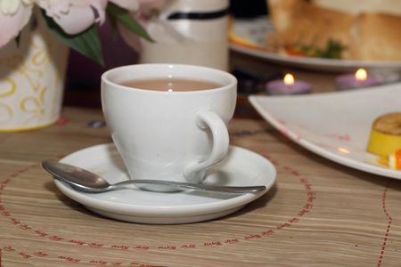 白杯茶在咖啡桌上