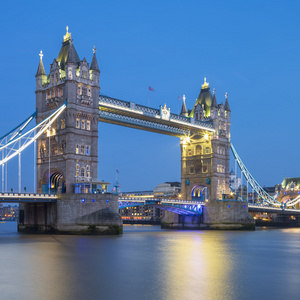 著名的伦敦塔桥在晚上