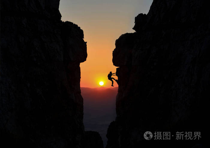 两个大石头之间的登山者