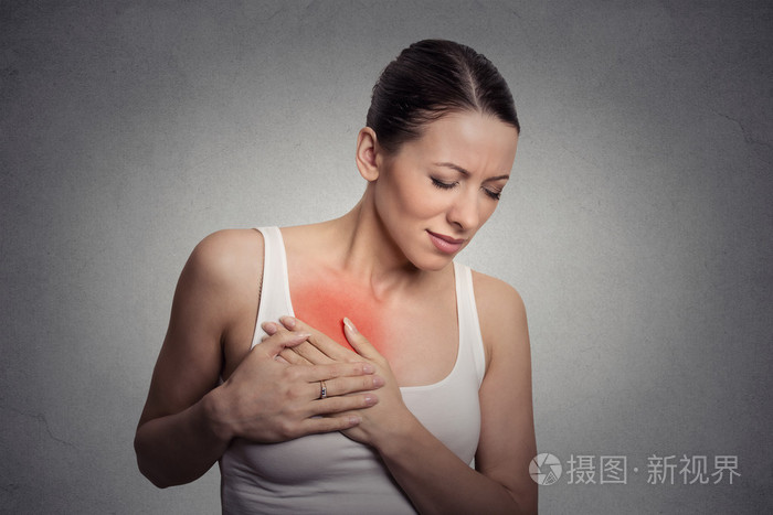 抚摸胸部的乳房胀痛的年轻女子
