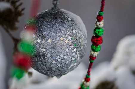 银的出演的圣诞节装饰品装饰雪的户外树