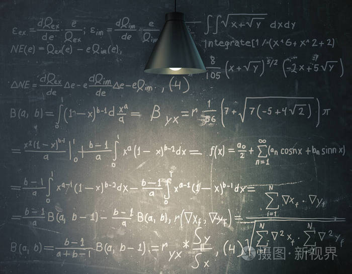 黑板上用数学公式用灯照明.教育理念