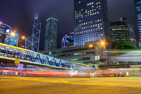 在万家灯火的城市交通灯步道