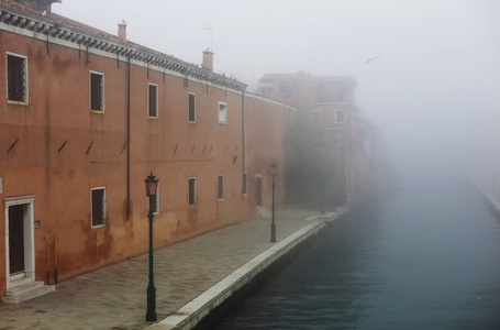 在威尼斯附近阿森纳的雾图片