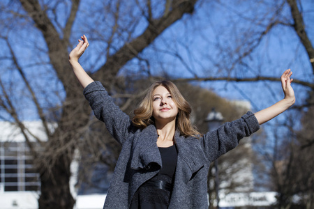 女生大衣年轻漂亮的金发女生的特写肖像照片