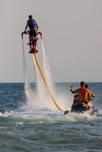 在 flyboard 上的男人