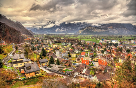 在瑞士阿尔卑斯山的 Sargans 村庄的视图