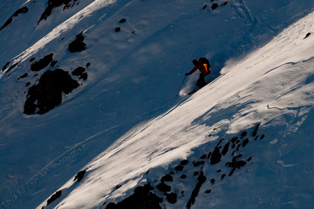 年轻人在高加索山脉滑雪