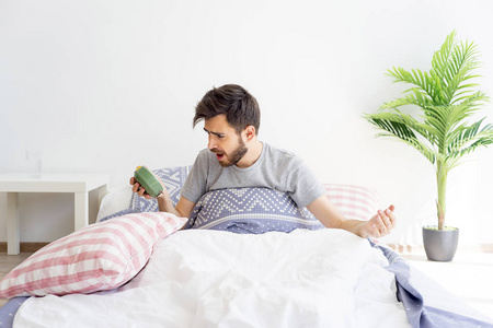 男人是睡过头了照片