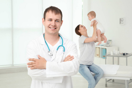 医院家庭医生与健康婴儿的幸福母亲画像