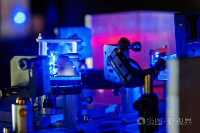 在量子光学实验室中的蓝色激光