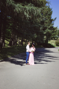 在公园里的新婚夫妇 tseltsyutsya