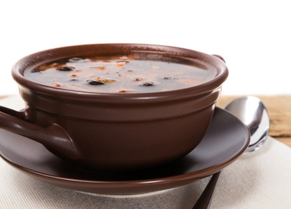 传统的俄罗斯肉类汤和咸黄瓜照片