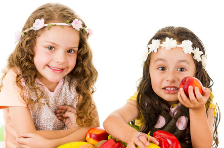 美丽健康的小女孩抱着美味的新鲜水果和蔬菜
