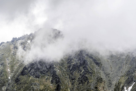 在阴天有雨云的山地景观。塔特拉山