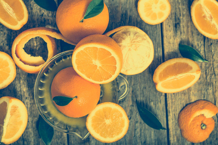 玻璃和橘子的水果新鲜的橙汁，开销，平躺在乡村背景