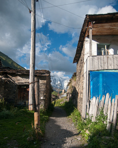 在山村里塔