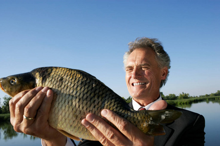 抱着鱼的猪图片