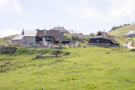 在阿尔卑斯山，流行徒步旅行目的地的传统风格的木结构房屋的韦利卡山高原，斯洛文尼亚，山村里