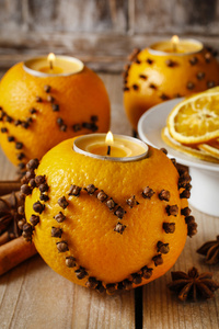 橙色的愤懑球与蜡烛装饰着丁香在心