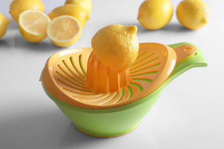 组成与切的柠檬和塑料榨汁机