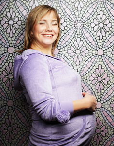 年轻快乐微笑怀孕女人的画像