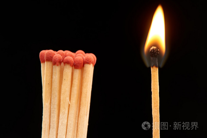红色木组匹配站用燃烧的火柴