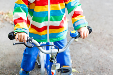 小孩子骑第一辆自行车。 孩子的手。