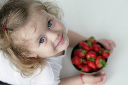 快乐的小女孩与草莓