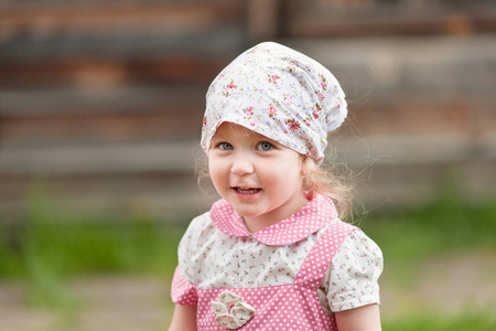 画像中的头巾的漂亮的小女孩，夏天
