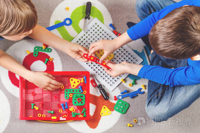 孩子玩玩具工具套件.顶视图