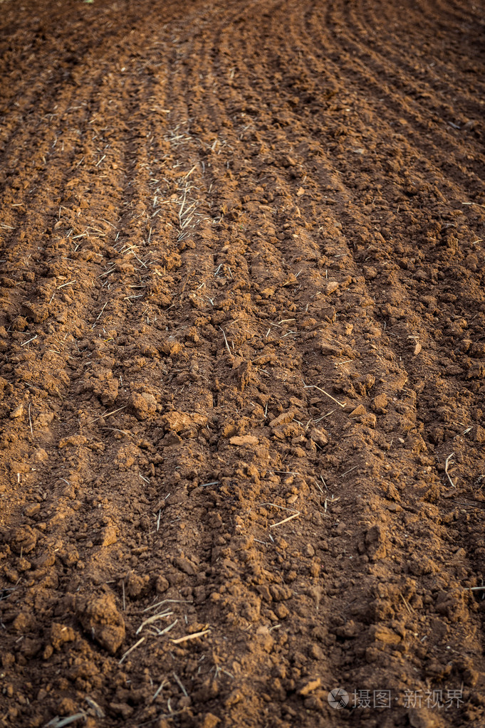耕过的田里土壤关闭了农业的背景