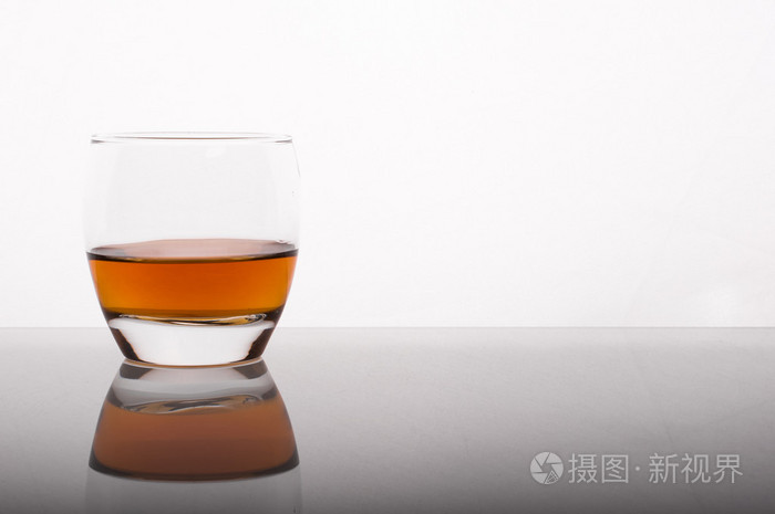 威士忌酒在玻璃