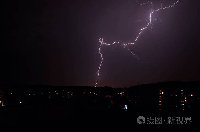 在城市夜间闪电雷雨