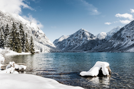 在冬天的景色山雪景田园诗般冷湖