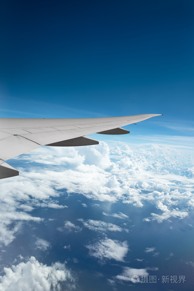 飞机在云层上面飞翔的翅膀