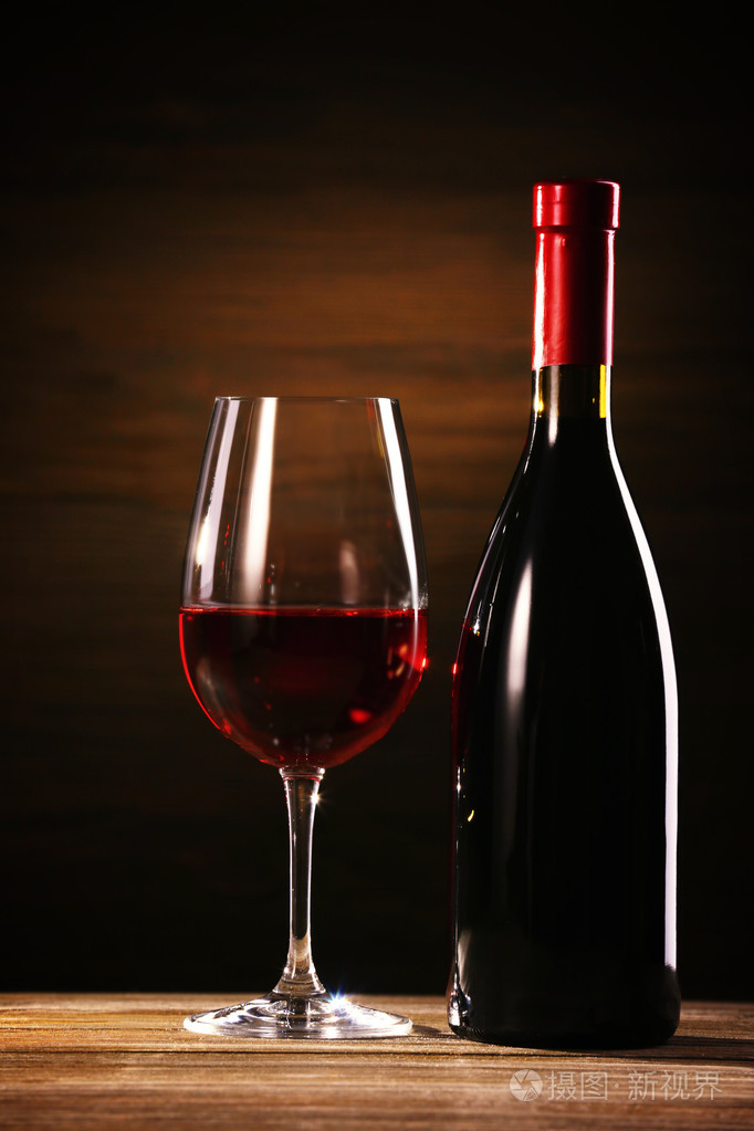 酒杯和木制背景上的瓶子