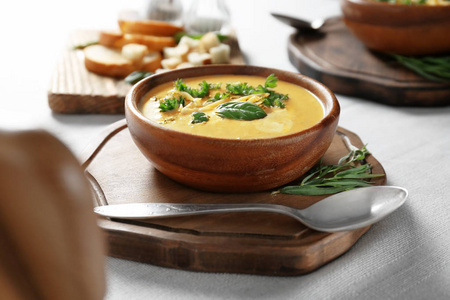 碗与花椰菜切达奶酪汤
