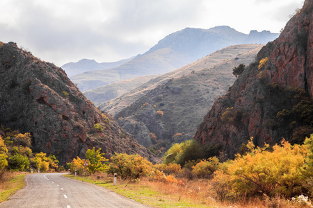 在秋天的亚美尼亚路视图
