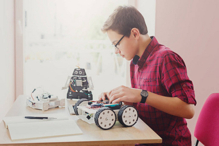 干教育。小男孩创造机器人实验室