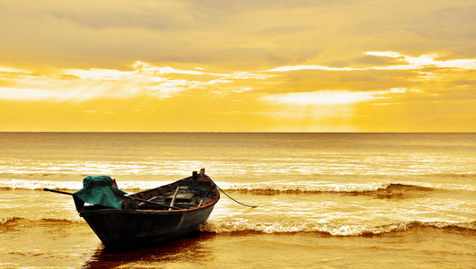 渔船在上午金色的光芒