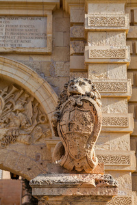 湧，马耳他2016 年 10 月 15 日 狮子拿着盾牌。旧的马耳他的象征