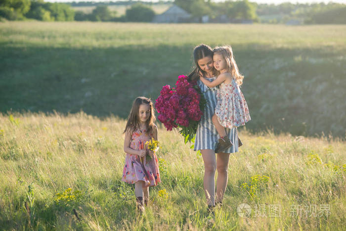 母亲带着两个女儿的家族肖像