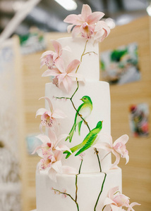 经典层婚礼蛋糕鲜花装饰与鸟图案
