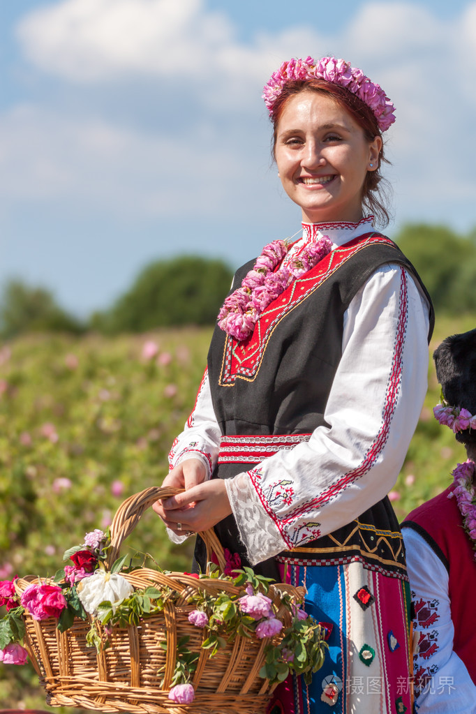 在保加利亚玫瑰采摘节期间构成的女孩