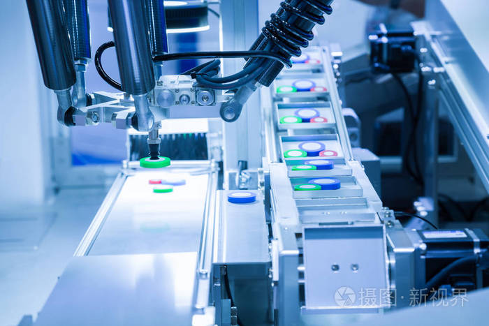 自动采摘机器人在装配生产线在智能工厂,产业 4.0 概念工作