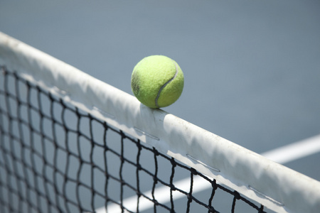 网球球击中网