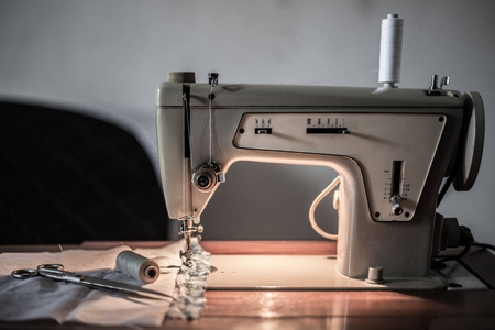 缝纫机 缝制工艺 剪刀和线程旁边马赫