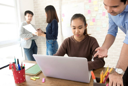 大学生和老师讨论项目小组照片